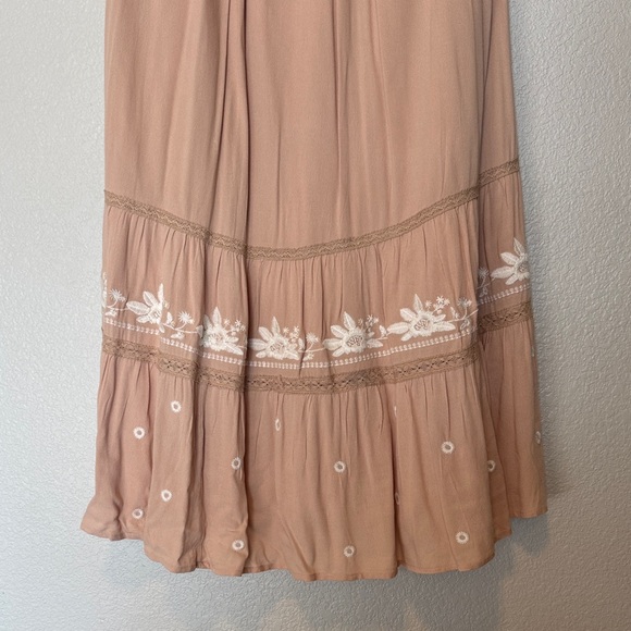 Elegant Tan Maxi Skirt with White Floral Detail - Picture 3 of 4